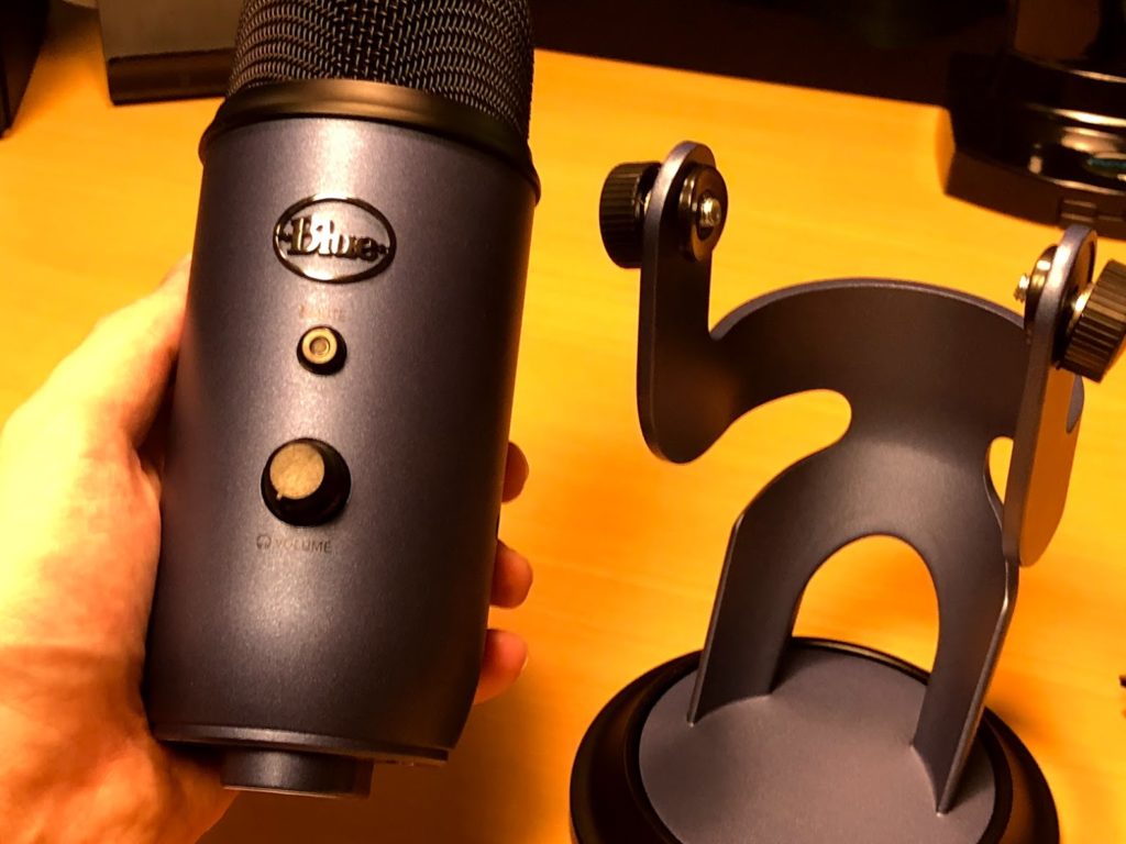 購入レビュー 簡単設定で高音質 Usbコンデンサーマイク Blue Yeti を紹介します 無糖のデスク